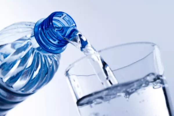 Bổ sung đủ nước nhằm giúp tăng khả năng thanh thải độc tố